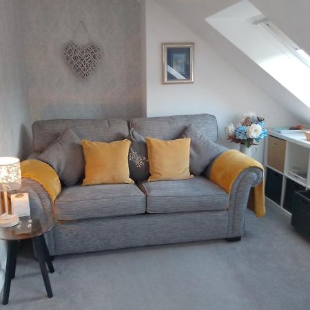 Village Life- Private Attic Suite - Living Room, Bedroom And Bathroom Newtown St Boswells المظهر الخارجي الصورة