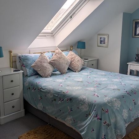 Village Life- Private Attic Suite - Living Room, Bedroom And Bathroom Newtown St Boswells المظهر الخارجي الصورة