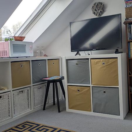 Village Life- Private Attic Suite - Living Room, Bedroom And Bathroom Newtown St Boswells المظهر الخارجي الصورة