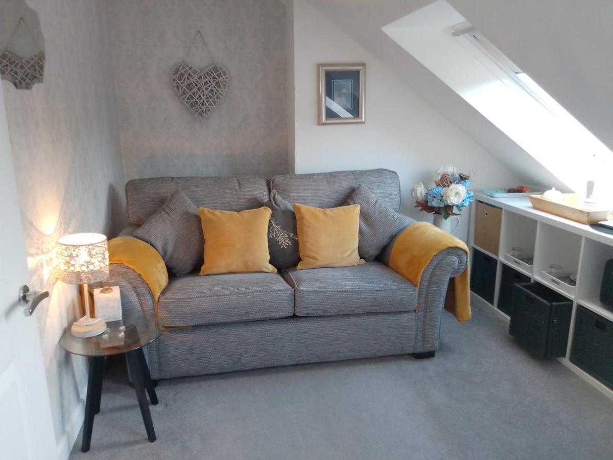 Village Life- Private Attic Suite - Living Room, Bedroom And Bathroom Newtown St Boswells المظهر الخارجي الصورة