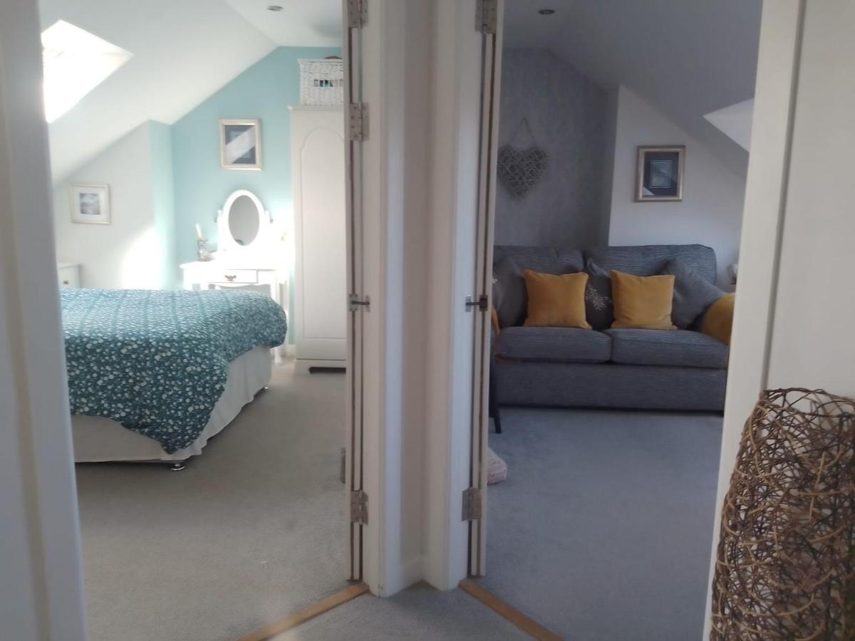 Village Life- Private Attic Suite - Living Room, Bedroom And Bathroom Newtown St Boswells المظهر الخارجي الصورة