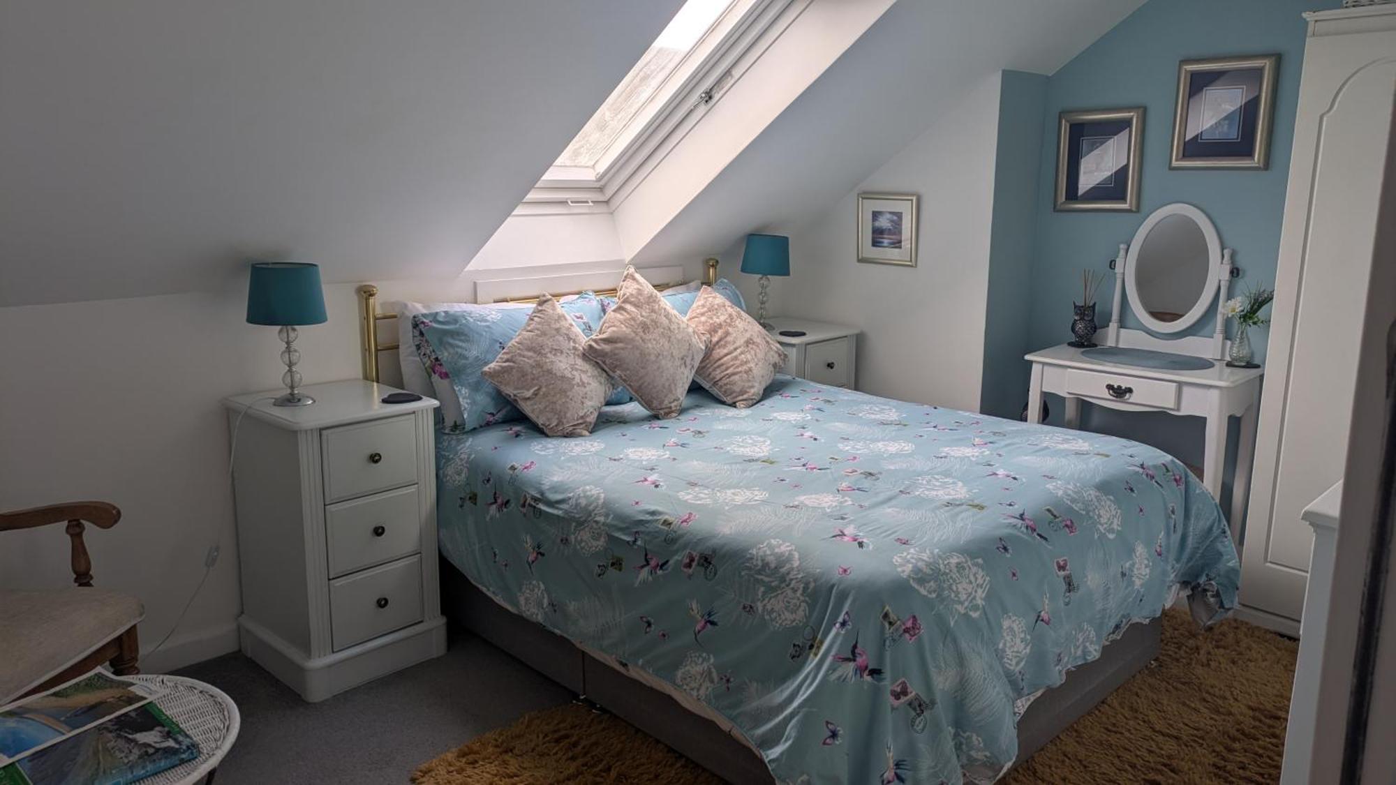 Village Life- Private Attic Suite - Living Room, Bedroom And Bathroom Newtown St Boswells المظهر الخارجي الصورة